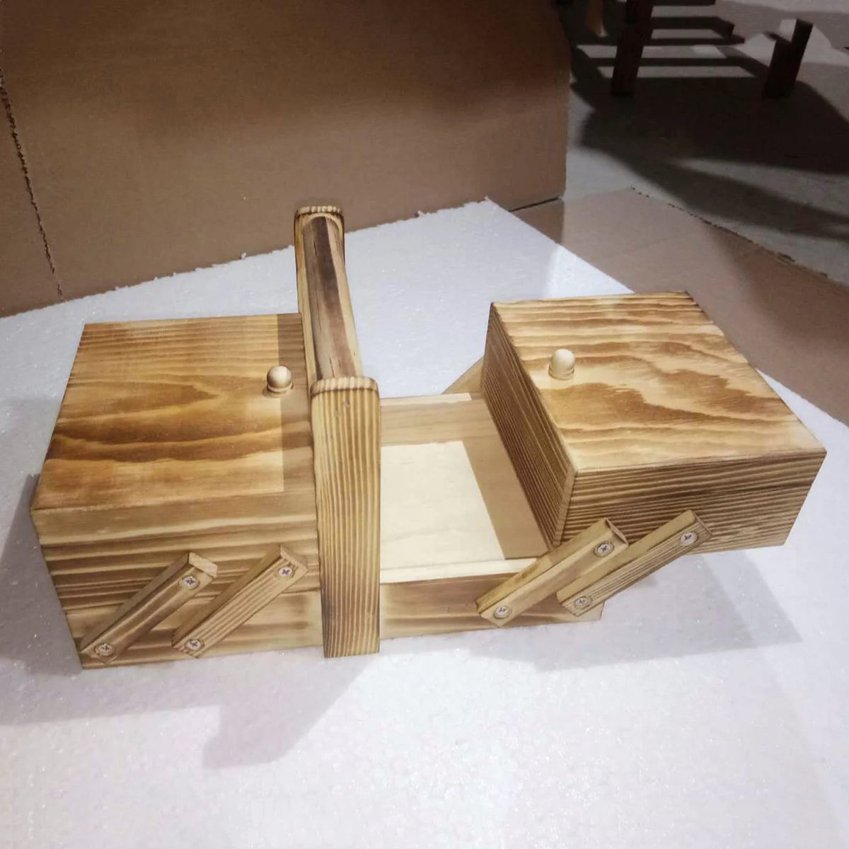 Costurero de Madera con 2 Niveles, 6 Compartimentos, Tapa y Asa