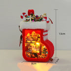 Kit de casa de muñecas de madera con forma de calcetín navideño para montar tú mismo – Luces LED y muebles incluidos | Modelo en miniatura