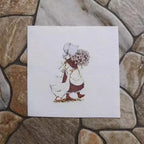 Cuadrado de Algodón Lino con Estampado Novedoso de Niña con Gorro – 15×15cm (5.9"×5.9") | Tela de Patchwork Precortada