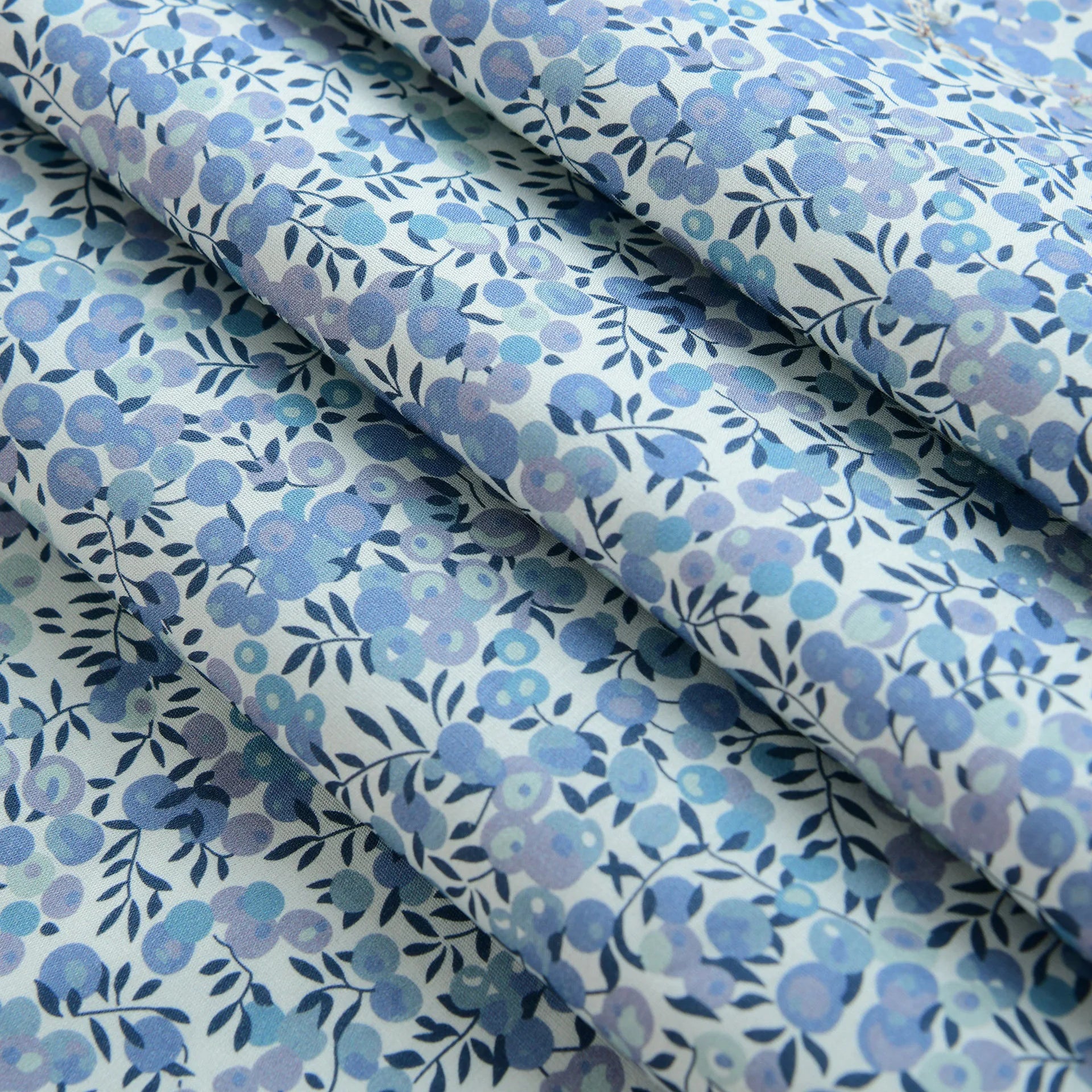 100% Cotton Poplin Fabric – 40S Small Floral Print | 145 cm Wide | Shirts, Dresses & DIY Sewing