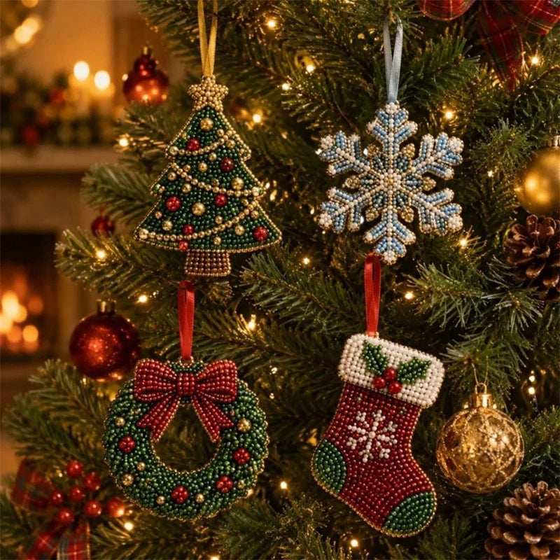 Kit de adornos de Navidad con cuentas — Juego de 4 piezas | Árbol, copo de nieve, corona y calcetín
