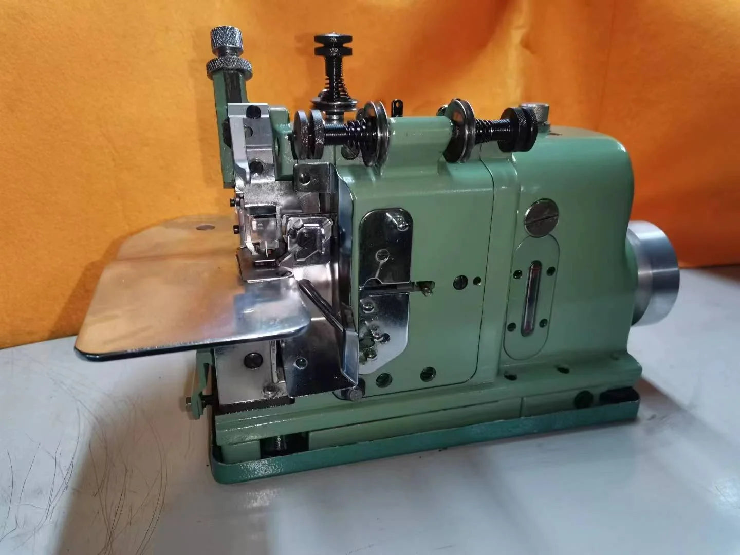 QIKE MG-3U Merrow-Type Industrial Overlock Sewing Machine | Armband & Badge
