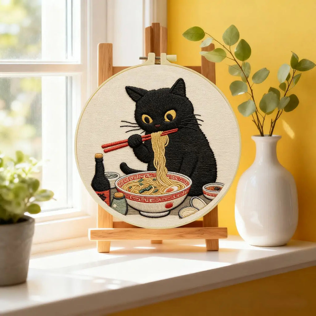 Kit de inicio de bordado Gatito comiendo fideos – Kit de bordado DIY para principiantes