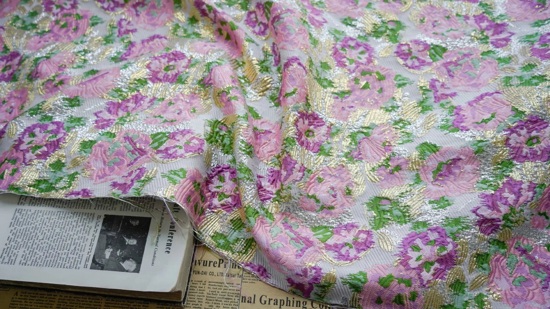 Fabric - 40 Precut Strips (6.35 X 49.78 cm) for Quilting And Sewing, 20 Floral Prints Assortment, 100% Material,