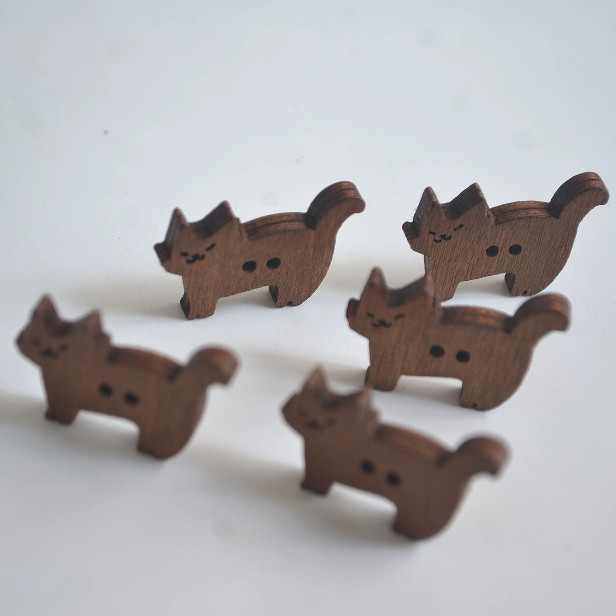 Paquete de 30 botones de madera vintage con forma de gatito, botones marrones de 2 agujeros con forma de gato para manualidades, ropa y decoración navideña (Tamaño: 1.8-2.