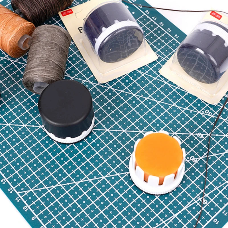 Dispensador de cera con tapa para hilo de coser – Serie Macaron (Negro)