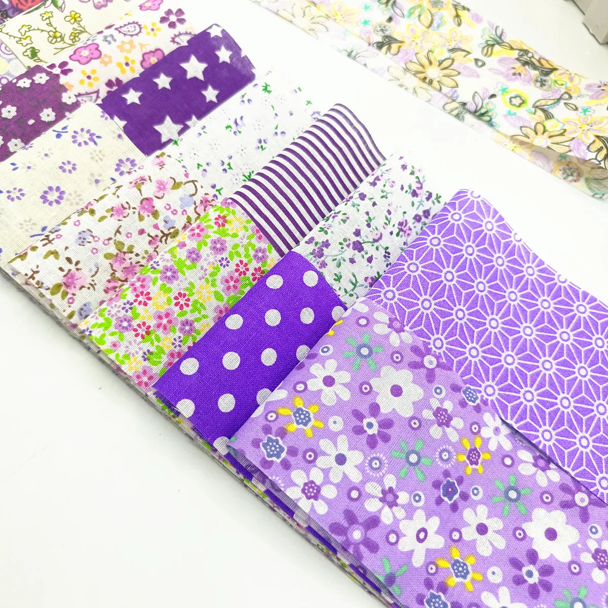 Fabric - 40 Precut Strips (6.35 X 49.78 cm) for Quilting And Sewing, 20 Floral Prints Assortment, 100% Material,