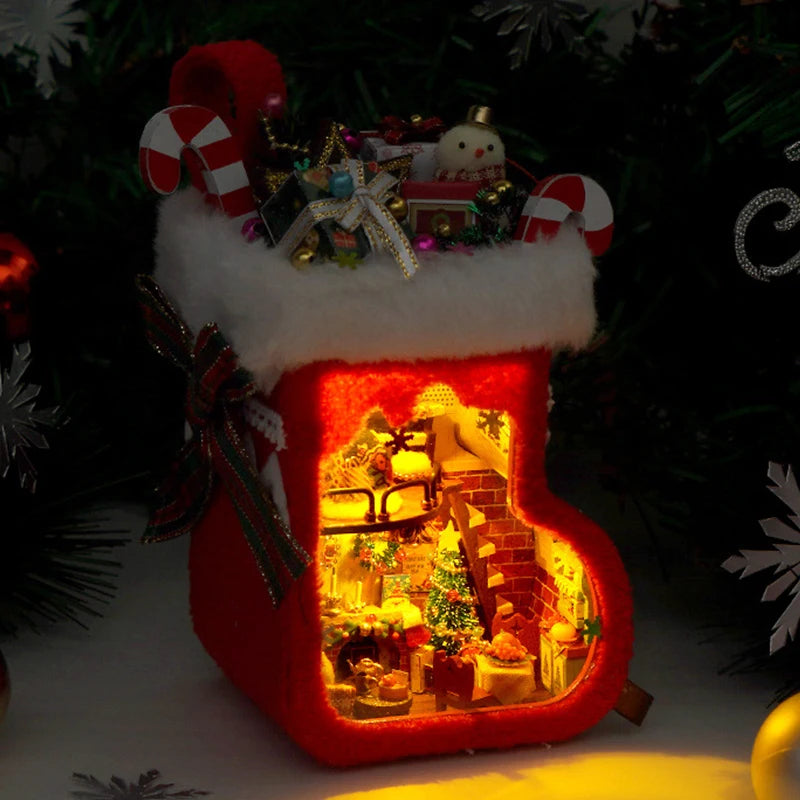 Kit de casa de muñecas de madera con forma de calcetín navideño para montar tú mismo – Luces LED y muebles incluidos | Modelo en miniatura