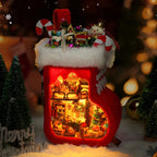 Kit de casa de muñecas de madera con forma de calcetín navideño para montar tú mismo – Luces LED y muebles incluidos | Modelo en miniatura