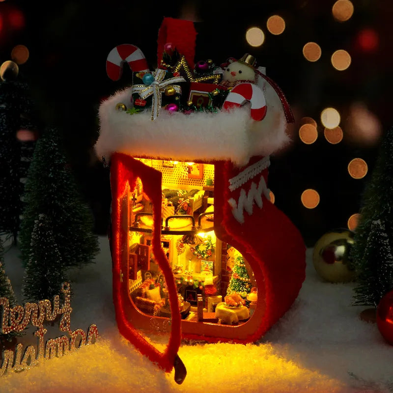Kit de casa de muñecas de madera con forma de calcetín navideño para montar tú mismo – Luces LED y muebles incluidos | Modelo en miniatura