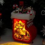 Kit de casa de muñecas de madera con forma de calcetín navideño para montar tú mismo – Luces LED y muebles incluidos | Modelo en miniatura