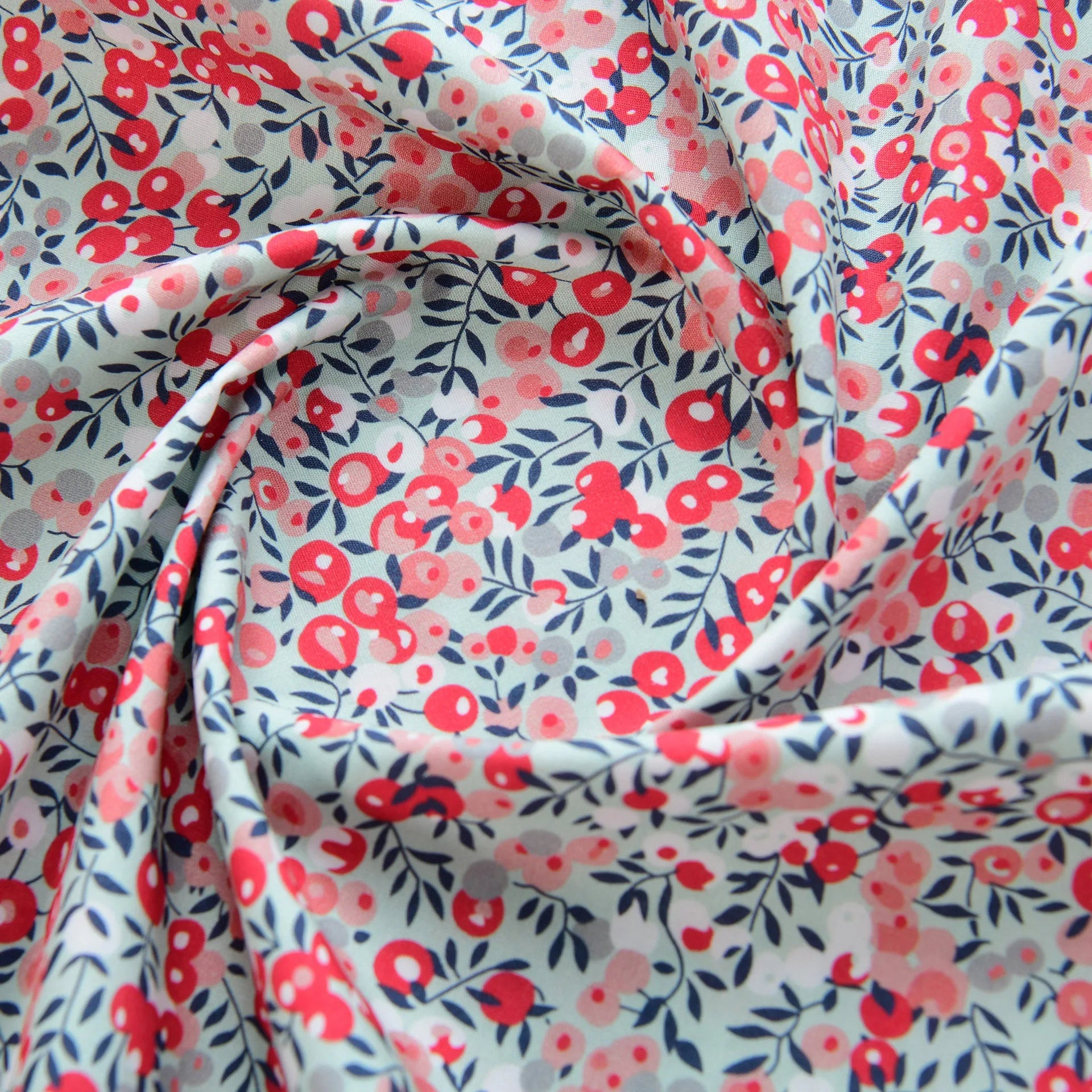 Fabric - 40 Precut Strips (6.35 X 49.78 cm) for Quilting And Sewing, 20 Floral Prints Assortment, 100% Material,