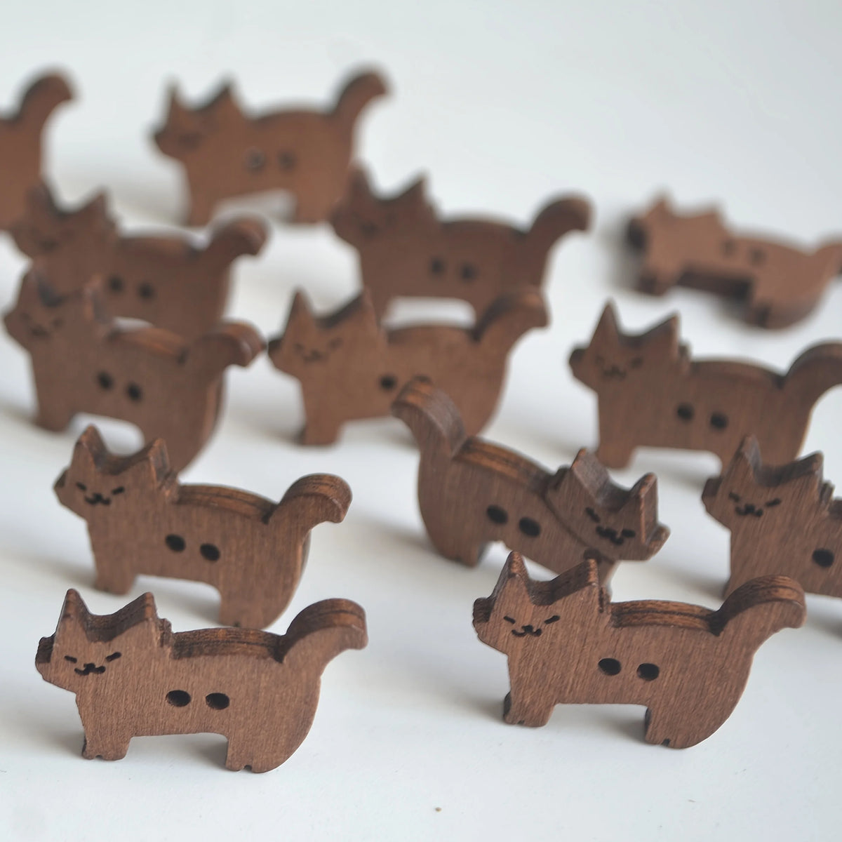 Paquete de 30 botones de madera vintage con forma de gatito, botones marrones de 2 agujeros con forma de gato para manualidades, ropa y decoración navideña (Tamaño: 1.8-2.
